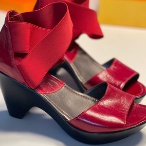 Beautiful leather sandal heels with elastic crossover.